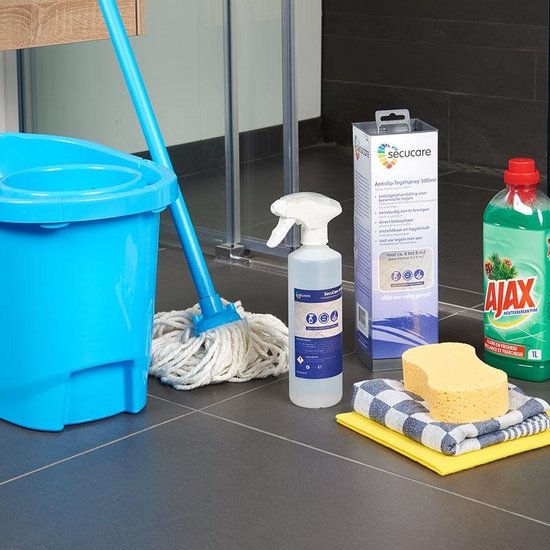 In de badkamer staan een grote fles Secucare antislip spray, een blauwe emmer met mop, een gele spons en een doek.