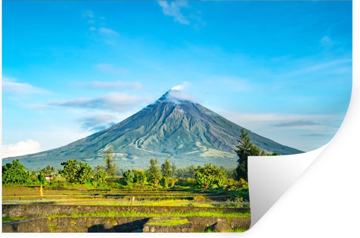 Muurstickers - Op een klaarlichte dag is de Mayon vulkaan goed te zien in  het Mayon... | bol.com