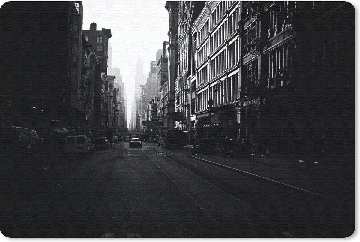 Muismat New York Luxurydeco - Auto rijdt door een rustige straat in New York in zwart-wit muismat rubber - 60x40 cm - Muismat met foto