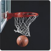 Muismat Basketbal - Een Basketbal door de basket op een zwarte achtergrond muismat rubber - 20x20 cm - Muismat met foto