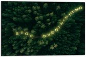 Dibond - ''Stop Overthinkinh'' over Bomen van Bos - 60x40cm Foto op Aluminium (Wanddecoratie van metaal)