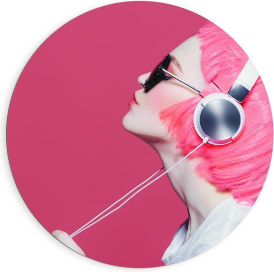 Dibond Wandcirkel - Vrouw met Roze Haar en Koptelefoon - 90x90cm Foto op Aluminium Wandcirkel (met ophangsysteem)