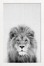 JUNIQE - Poster in houten lijst Leeuw zwart-wit foto -30x45 /Grijs &