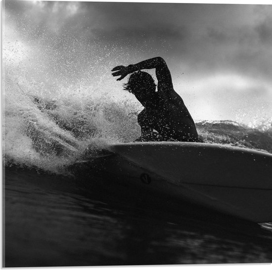 Acrylglas - Zwart Wit Foto van Surfer in het Water - 50x50cm Foto op Acrylglas (Met Ophangsysteem)