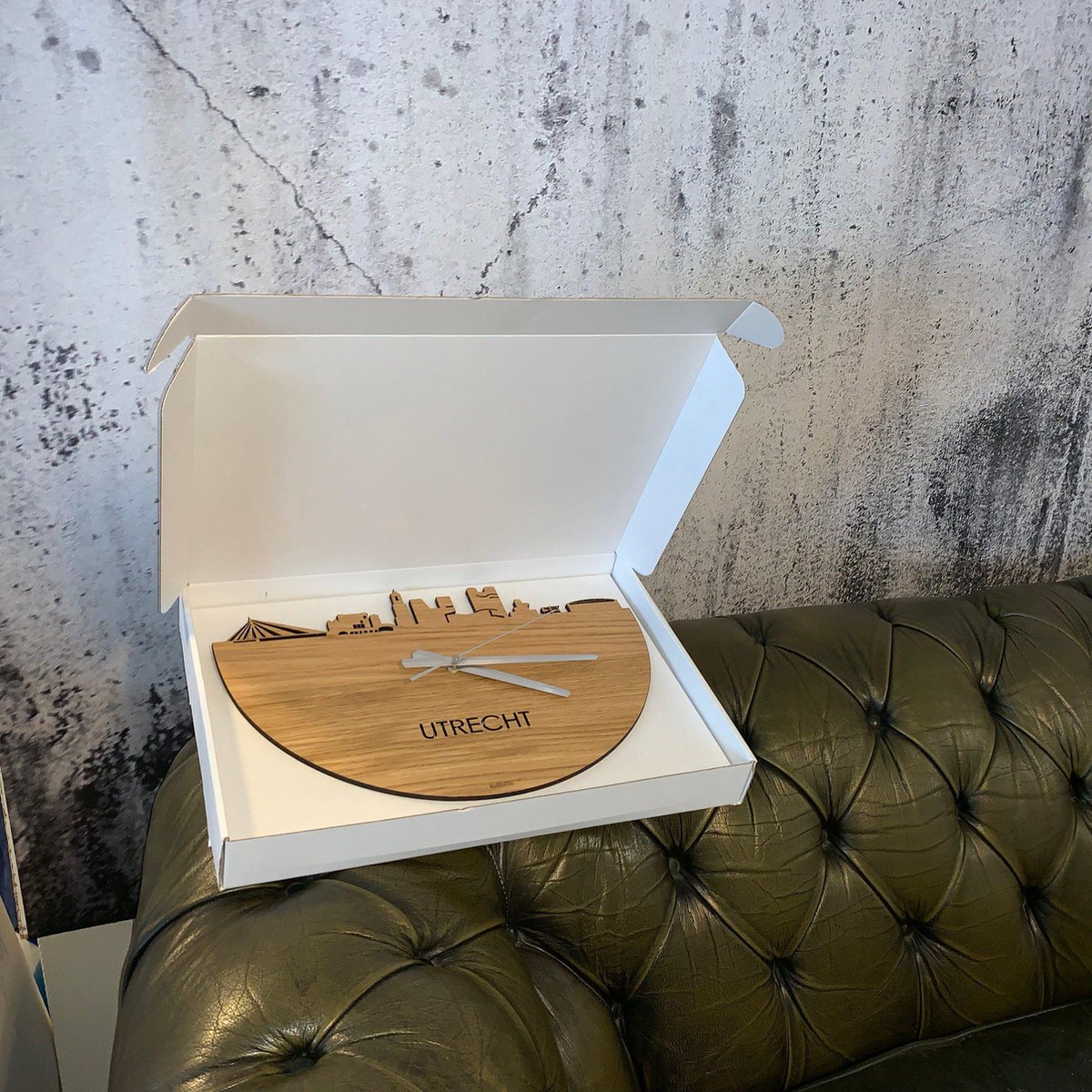 Skyline Klok Oss Eikenhout - Ø 40 cm - Stil uurwerk - Wanddecoratie - Meer steden beschikbaar - Woonkamer idee - Woondecoratie - City Art - Steden kunst - Cadeau voor hem - Cadeau voor haar - Jubileum - Trouwerij - Housewarming - WoodWideCities