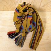 Wayuu schoudertas,  mosterdkleur, ingewerkt motief, large, over shoulder bag, gehaakte tas, kleurrijk, authentiek design, tassels
