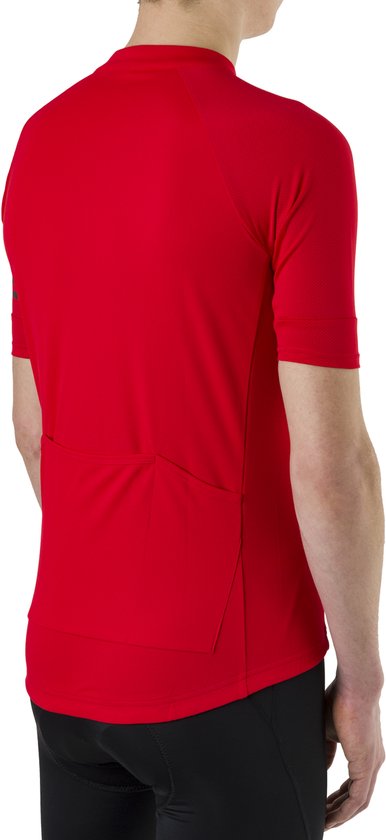 Zijaanzicht van rood fietsshirt met drie achterzakken, gedragen door model.