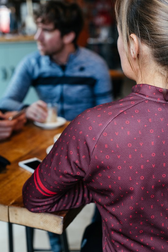 Dames fietstop met bordeauxrode kleur en een all-over 'love' patroon. De achterkant van de trui is zichtbaar.