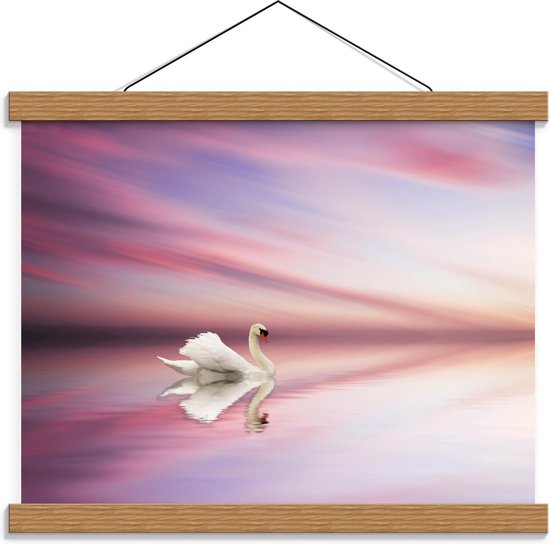 Schoolplaat – Witte Zwaan op het Roze Water - 40x30cm Foto op Textielposter (Wanddecoratie op Schoolplaat)
