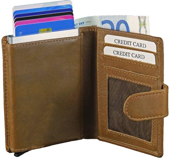 Bruine lederen portemonnee van Figuretta open, met creditcards en geld erin. Het 'Credit Card'-opschrift is zichtbaar.