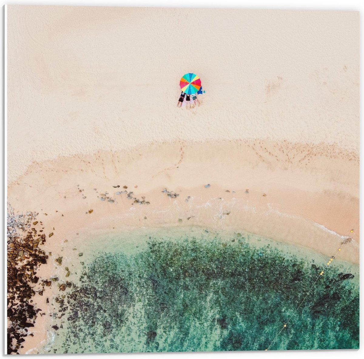 Forex - Gekleurde Parasol op het Strand - 50x50cm Foto op Forex