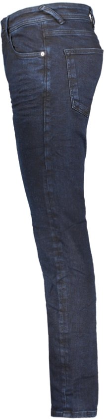 Close-up van de zijkant van een donkerblauwe slim fit jeans met lichte wassing.