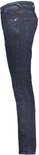 Close-up van de zijkant van een donkerblauwe slim fit jeans met lichte wassing.