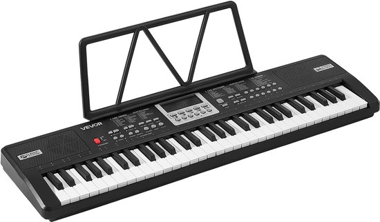 Zwart 61-toetsen elektronisch keyboard met muziekstandaard, ingebouwde luidsprekers en digitaal bedieningspaneel.