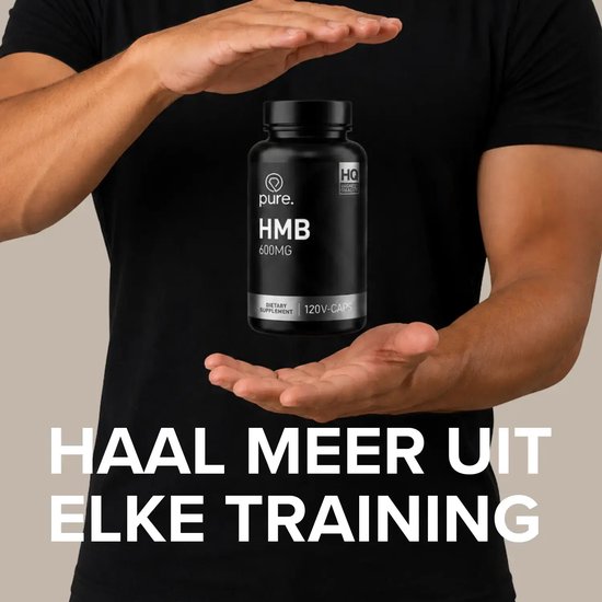 Persoon in zwart shirt houdt een zwarte pot Pure HMB 600mg supplementen vast. Tekst: Haal meer uit elke training.