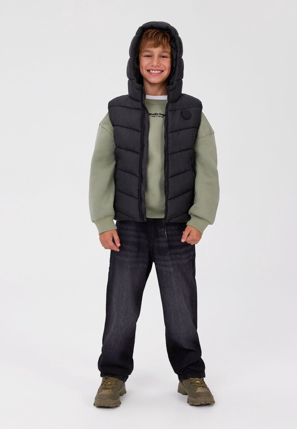 Minoti bodywarmer jongens – gewatteerd – vaste capuchon – zwart