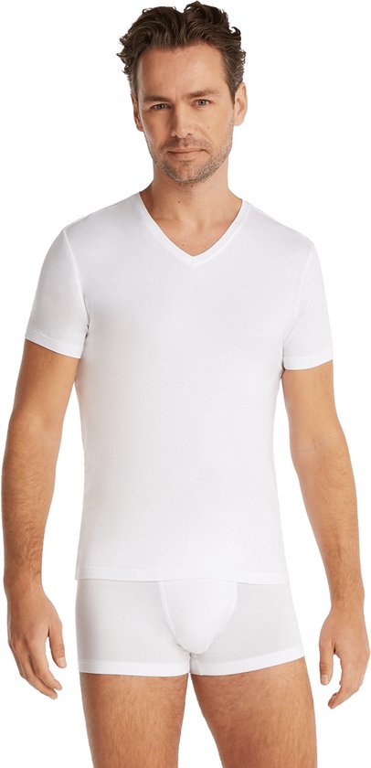 Man in wit V-hals T-shirt en witte boxershorts, recht van voren gezien.