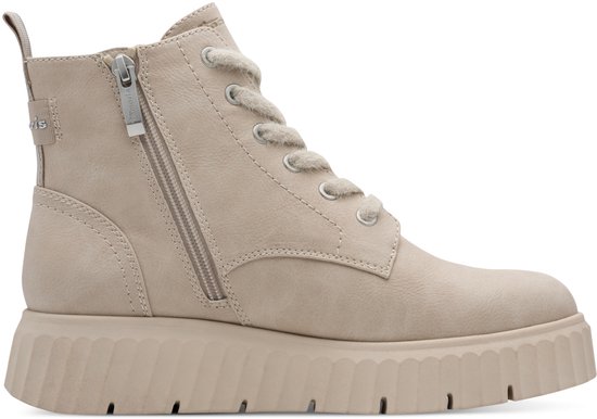 Zijaanzicht van een beige Tamaris veterboot met rits, veters en suèdedetails.