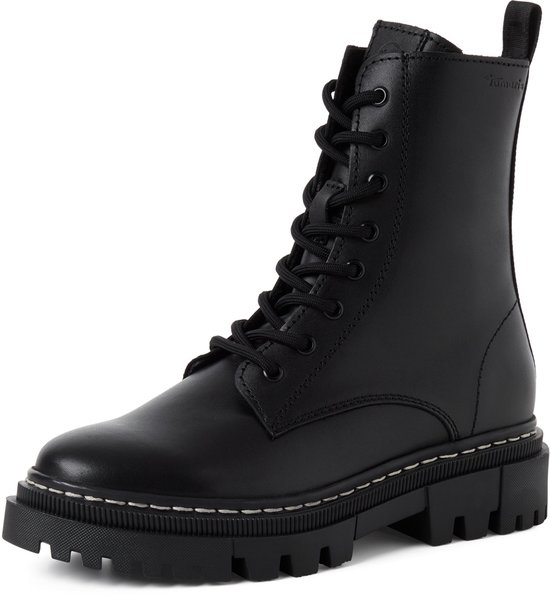 Zwarte Tamaris veterlaars van leer met dikke zool en witte stiksels.