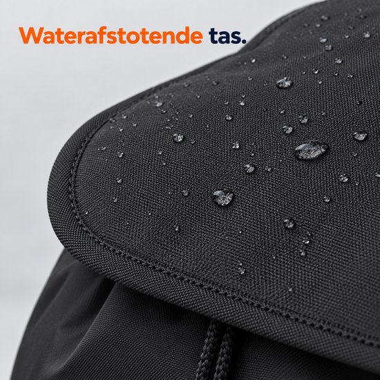 Close-up van de waterafstotende zwarte stof met regendruppels op de klep.