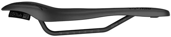 Zijaanzicht van het zwarte SQlab 612 Ergowave R zadel met schaalverdeling op de S-TUBE rails.