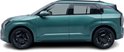 Zijprofiel van een teal-groene, compacte SUV met zwarte velgen en getinte ramen, tegen een zwarte achtergrond.
