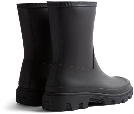 Zwarte korte regenlaarzen van Hunter, van achteren gezien, met dikke zolen.