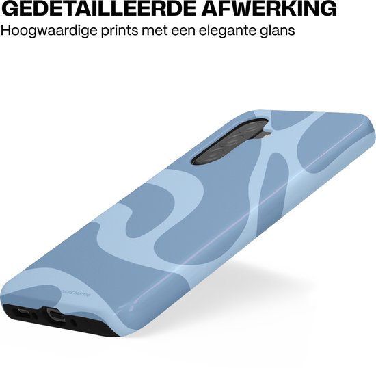 Blauw telefoonhoesje met golvend patroon, licht glanzend.