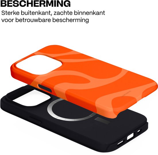 Twee delen van een telefoonhoes: een oranje buitenlaag met golvend patroon en een zwarte binnenlaag.