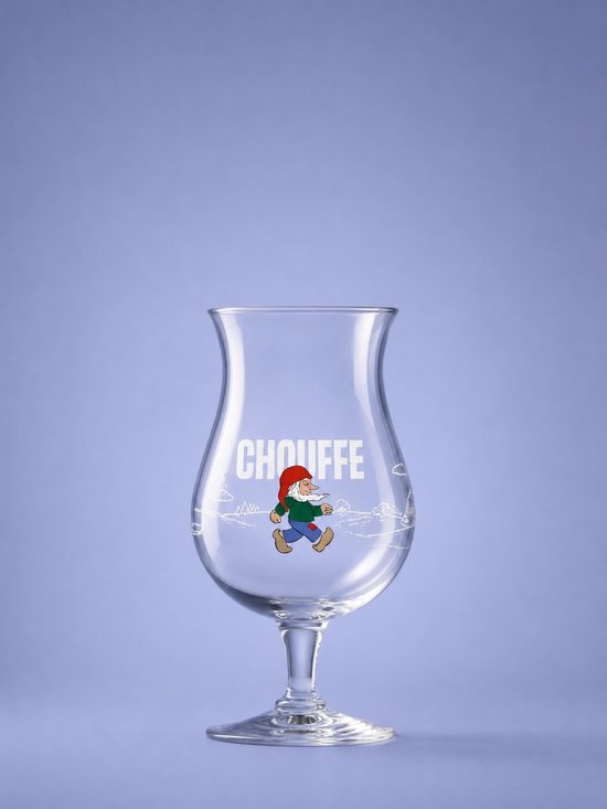 Een leeg bierglas met de tekst "CHOUFFE" en een kabouter in rode muts, tegen een zachte paarse achtergrond.