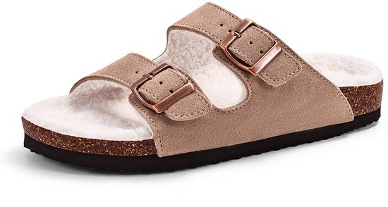 Sandaal in beige suède met witte imitatiebont voering, kurken zool en twee koperkleurige gespen.