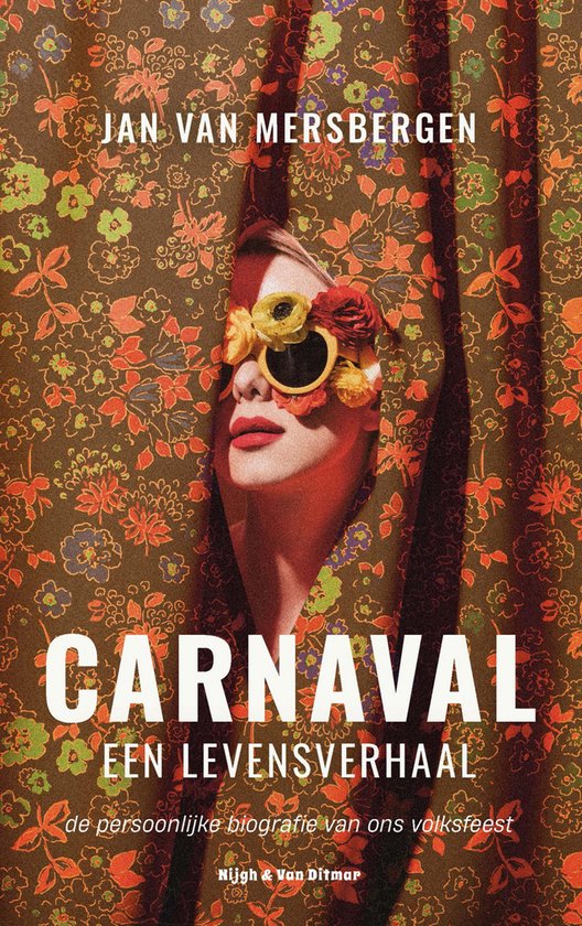 Boekomslag met een vrouw in profiel, versierd met bloemen en zonnebril, met de titel 'Carnaval, een levensverhaal'.