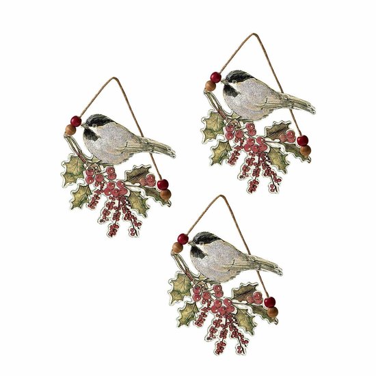 Lot de trois décorations de Noël avec mésanges, feuilles de houx et baies rouges, dotées de perles en bois et cordelettes.