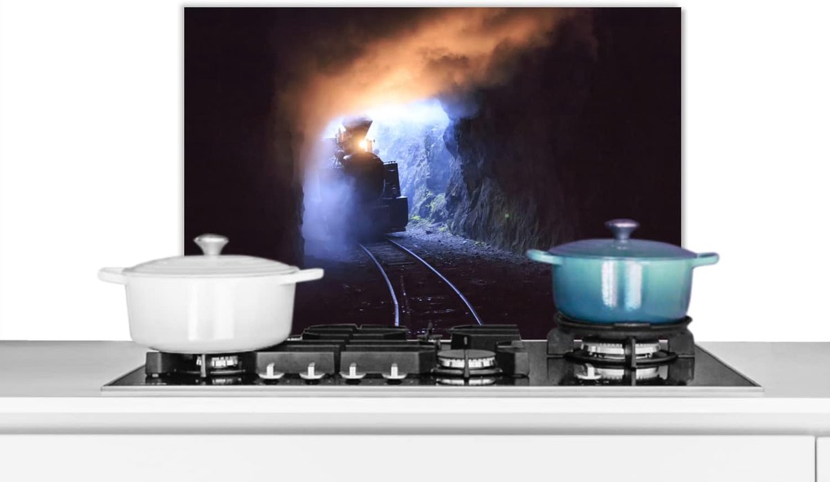Spatscherm Keuken - 70x50 cm - Stoomlocomotief komt een tunnel binnen