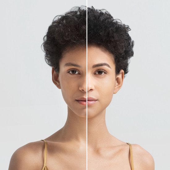 Split screen portret van een vrouw met donkere krullen. Linkerkant toont haar onbewerkte gezicht, rechterkant haar bewerkte gezicht met een egale huid.