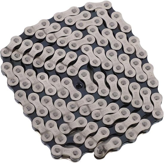 Zilverkleurige fietsketting met metalen schakels, elk gemarkeerd met IG51, opgerold op een zwarte ondergrond.