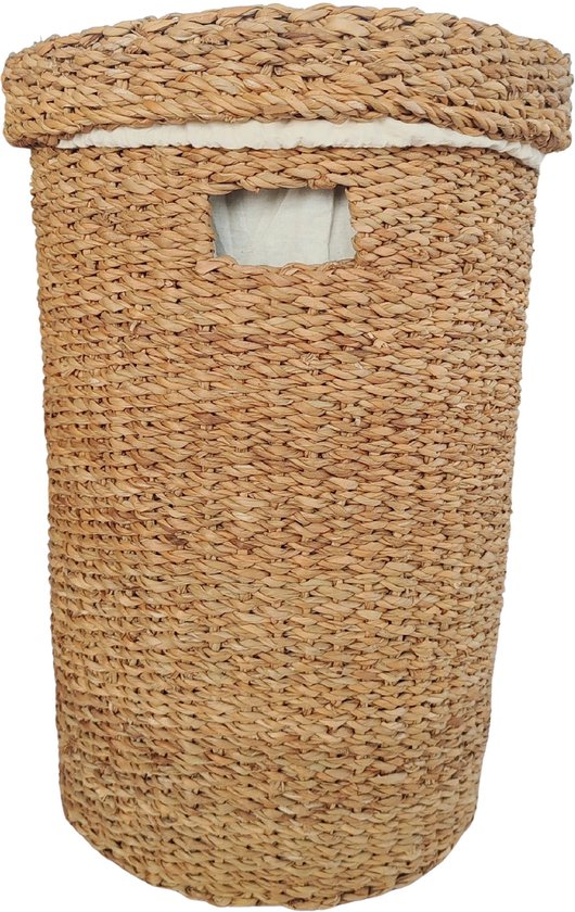 Hoge, cilindrische rieten wasmand met beige stoffen voering en handgrepen aan de zijkanten.