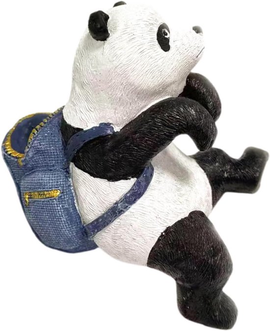 Close-up van een panda-figuur met een gedetailleerde blauwe denim-stijl rugzak.
