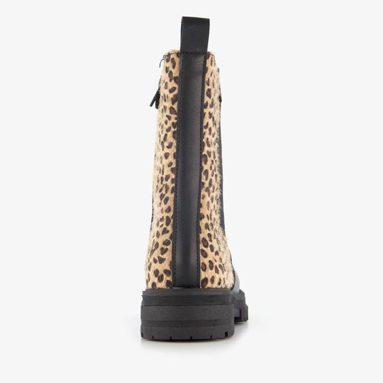 Achterkant van zwarte Chelsea boot met luipaardprint en ritssluiting.