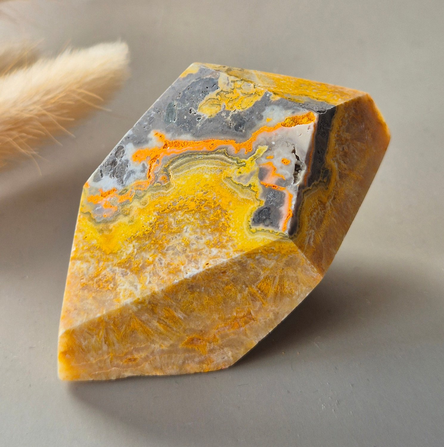 Moonlight Gemstones Bumblebee Jasper Freeform – E. 119 gram Meerkleurig