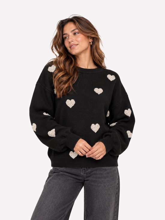 Zwarte ONLY trui met ronde hals en geborduurde beige hartjes, gedragen door een model.
