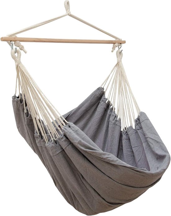 Grijze hangstoel met een houten spreidstok en witte koorden, geschikt voor binnen en buiten.