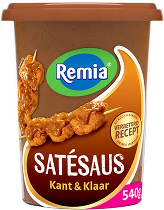 Bruine beker Remia satésaus, kant-en-klaar, met afbeelding van kipsaté op een stokje, 540 gram.