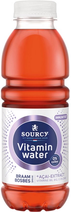 Eau vitaminée rouge Sourcy goût mûre et açaï dans une bouteille transparente de 50cl, sans sucres.