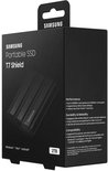 Achterzijde van de Samsung T7 Shield 2TB verpakking met prestatiegegevens, duurzaamheid en compatibiliteit.