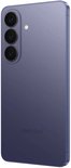 Achterkant van een Cobalt Violet Samsung smartphone met drie verticale cameralenzen en een flitser.