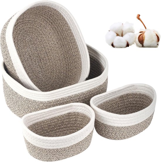 Set van drie ovale manden van gevlochten katoenen touw in beige en wit, met katoenbolletjes.