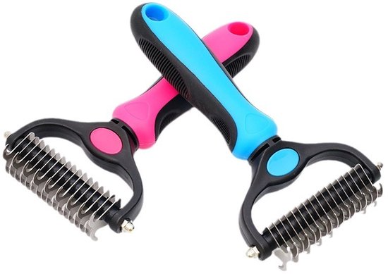 Twee hondenkammen met roze en blauwe handgrepen, zwart met metaalkleurige kammen.