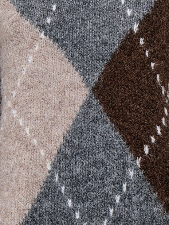 Detail van een gebreide trui met ruitpatroon in grijs, bruin en beige, met witte stippen.