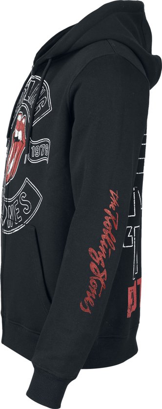 Zwart vest met rode Rolling Stones-tekst op de mouw en logo op de borst.